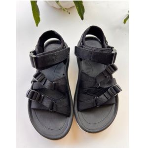 Teva Hiking sandal. Size : 7 used Black